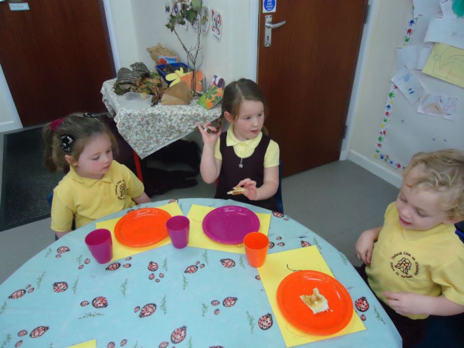Ag ithe is ag caint. / Eating and chatting.