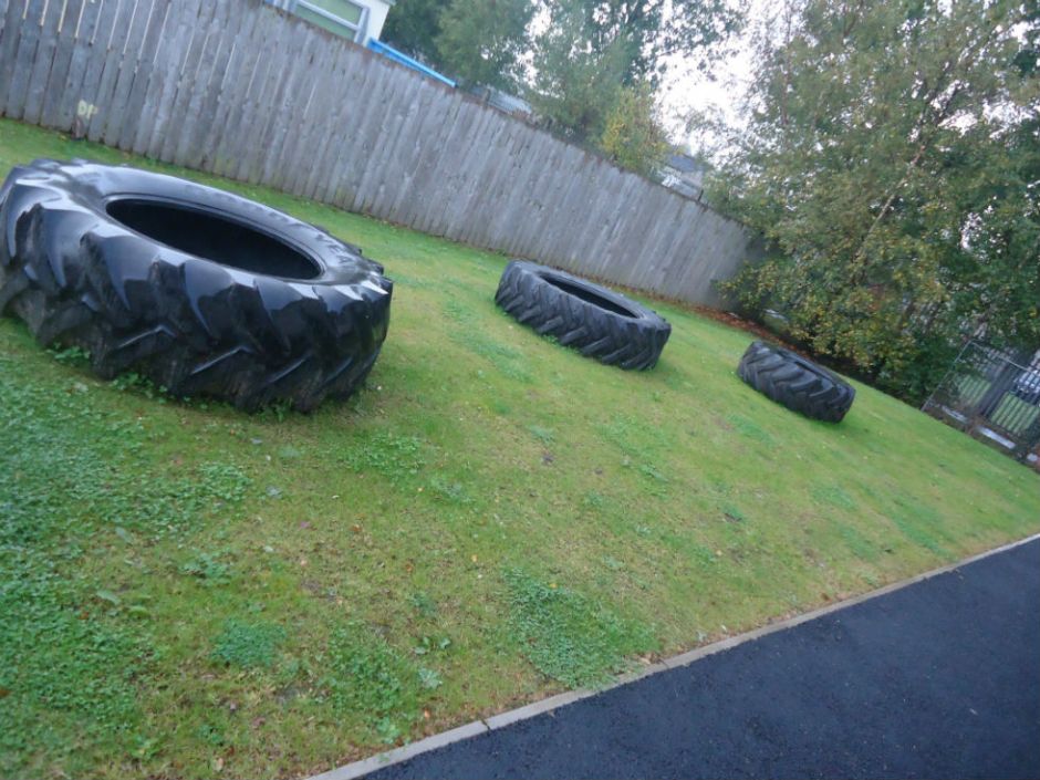 Tháinig na rothaí móra / The big wheels came. We can now start work on designing our outdoor dragon :-)